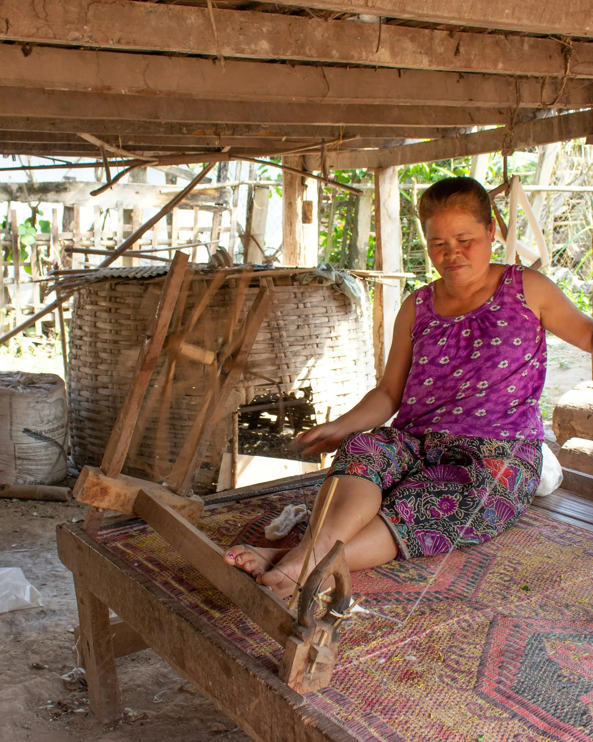 Voyage au Laos : une femme utilise le tissage traditionnel