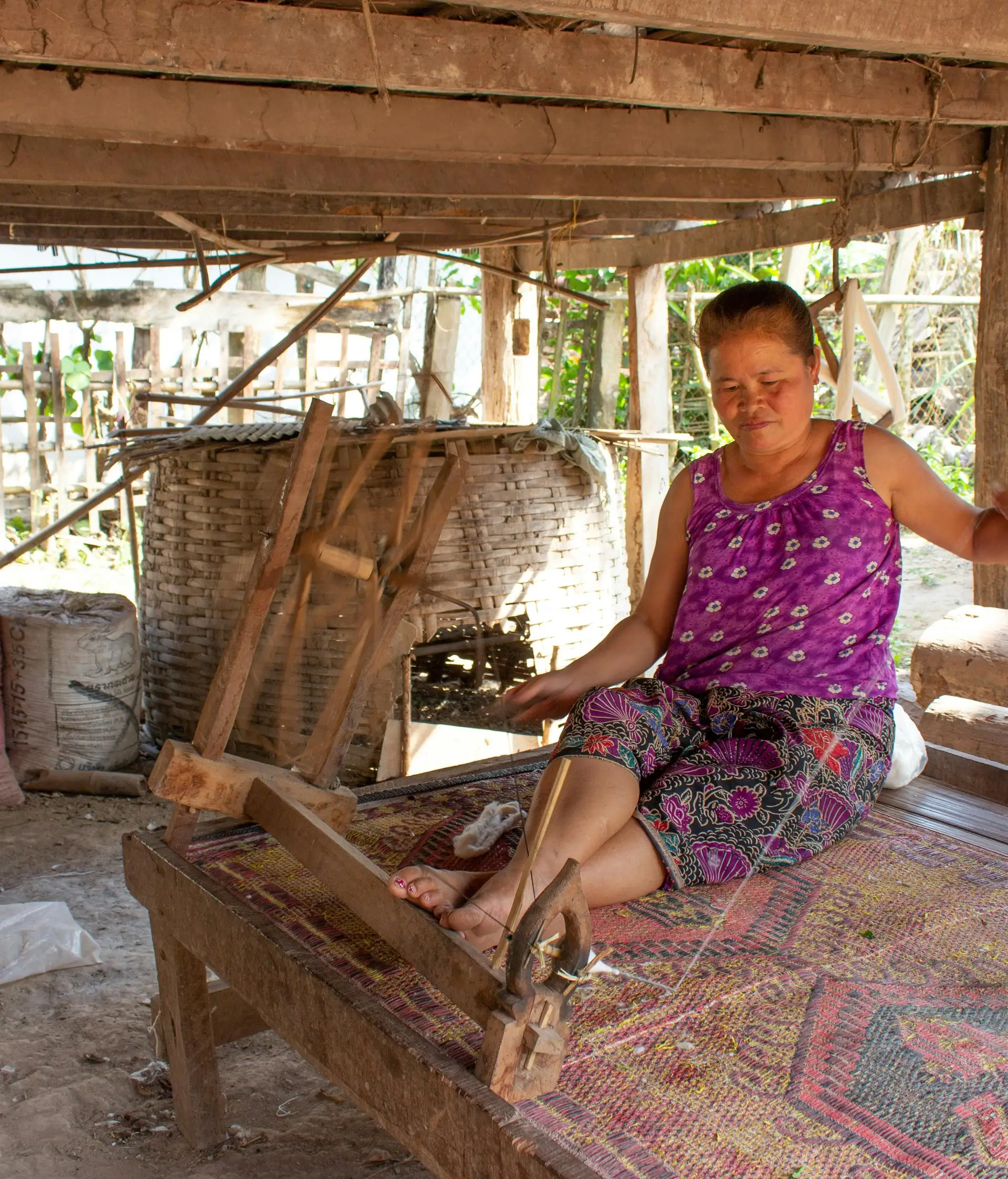 Voyage au Laos : une femme utilise le tissage traditionnel