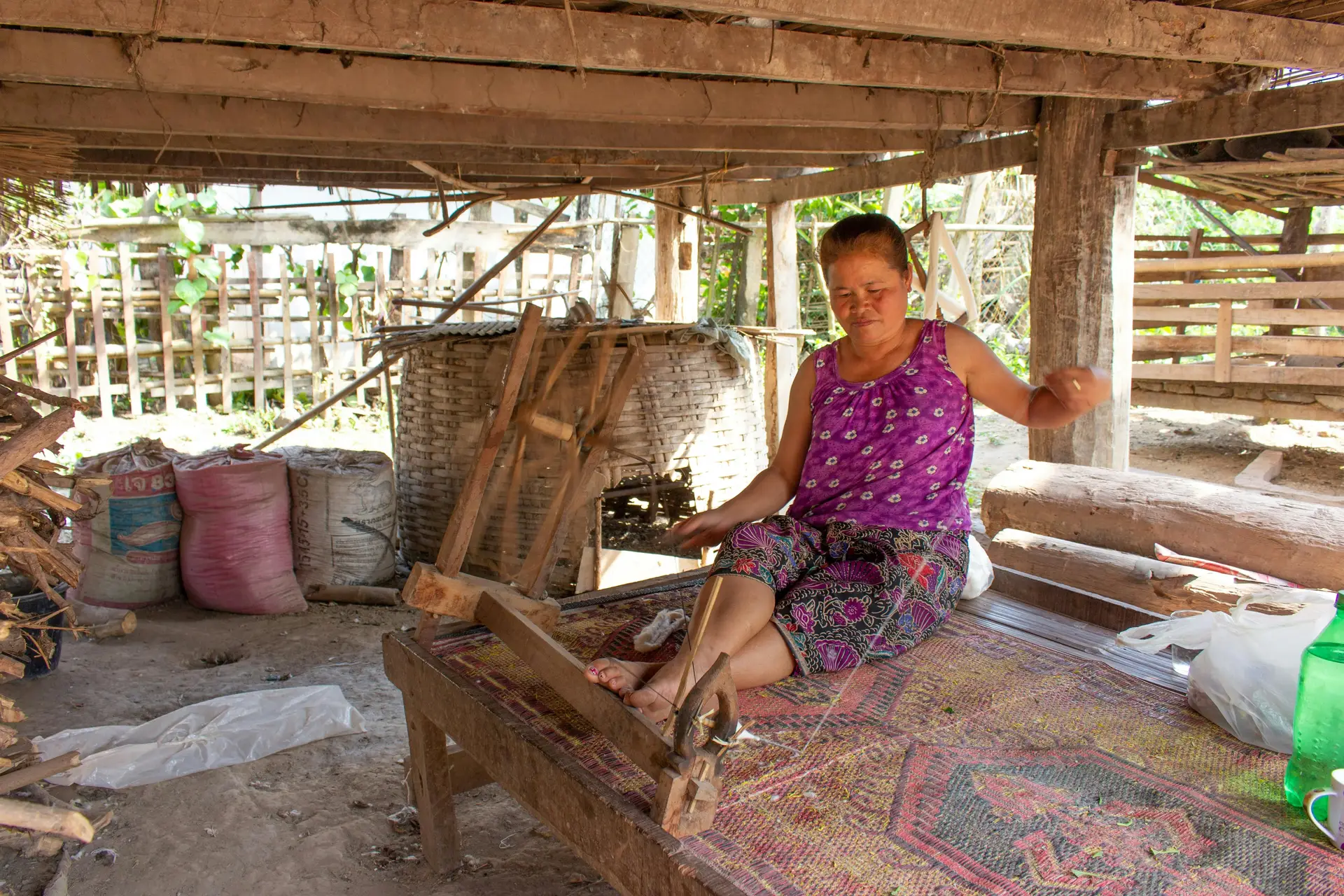 Voyage au Laos : une femme utilise le tissage traditionnel