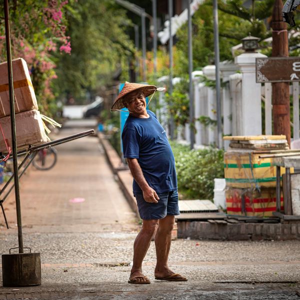 Voyage au Laos, Homme laotien dans la rue