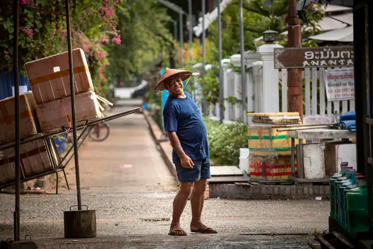 Voyage au Laos, Homme laotien dans la rue