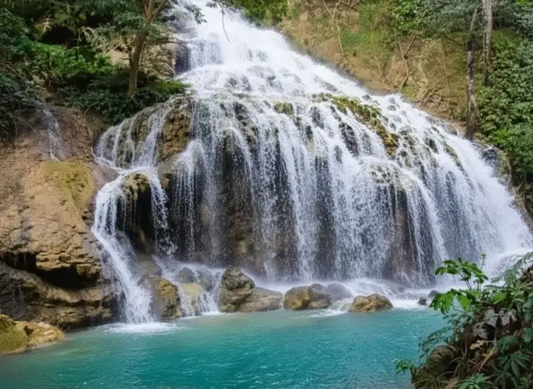 Besuch des Lapopu Wasserfall auf dem Weg nach Wera auf Sumba