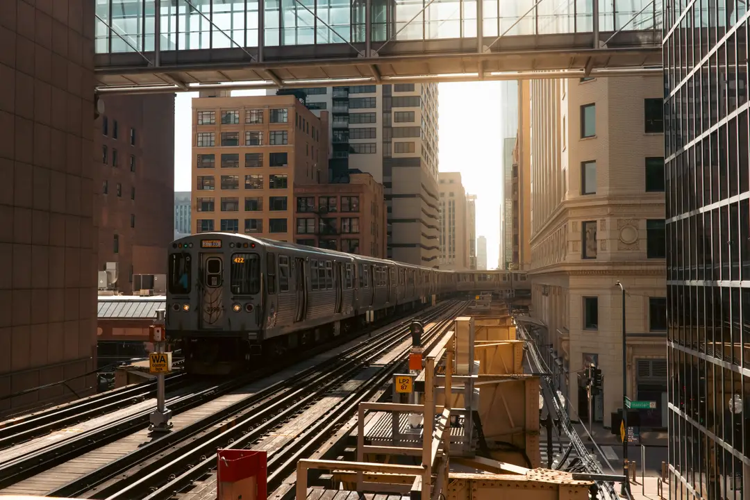 Le métro aérien de Chicago dans le quartier du Loop en plein jour, entouré de gratte-ciel