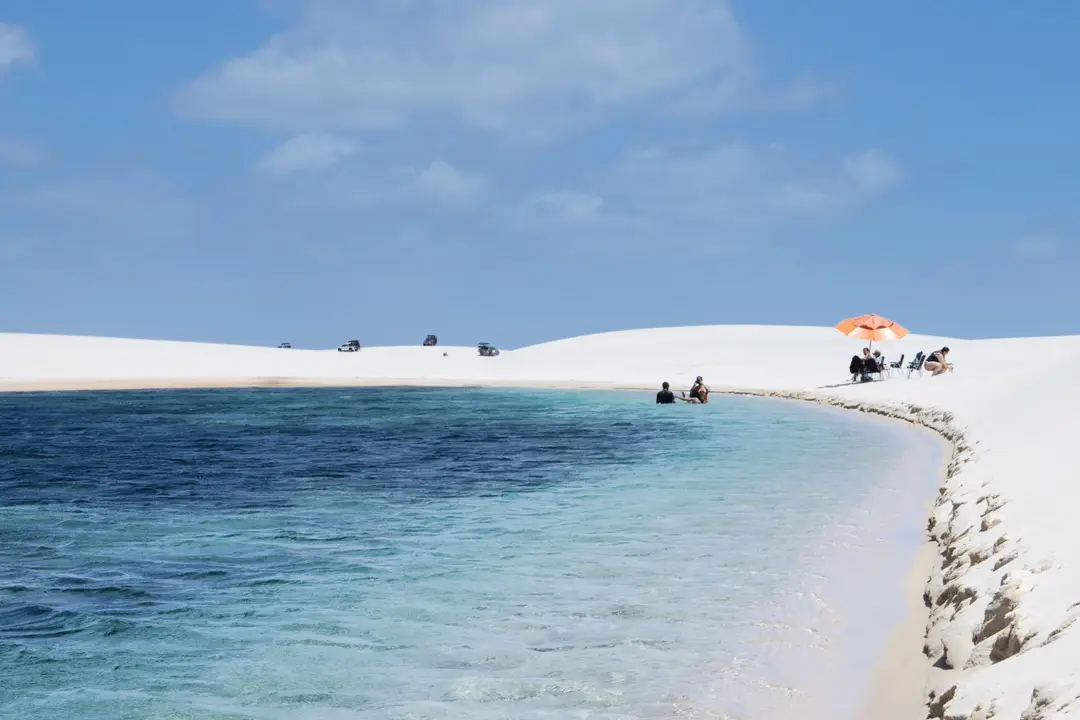Lençóis Maranhenses avec leurs eaux turquoise et leurs dunes de sable blanc sous un ciel bleu