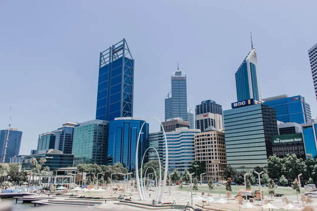 Ligne d'horizon vibrante de Perth avec des gratte-ciel emblématiques.jpg
