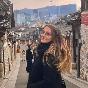 Portrait de Lisa Mariette, experte Shanti Travel en Corée du Sud, fascinée par le mont Hiei, la nature tranquille et les expériences immersives.