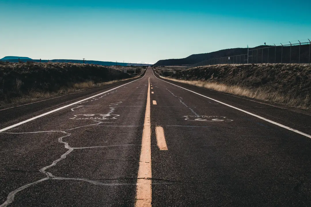 Un tronçon de la Route 66 sous un ciel dégagé.