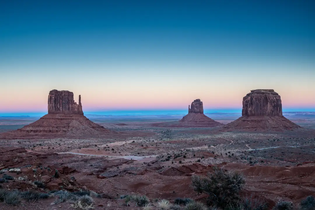 Magnifique lever de soleil sur les célèbres buttes de Monument Valley en Arizona