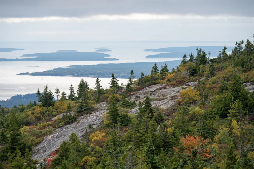 Vue sur le littoral du Maine depuis Cadillac Mountain, dans le parc national d’Acadia.