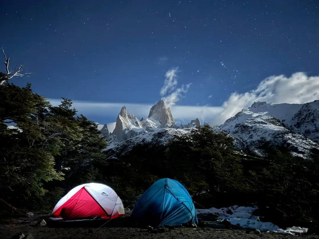 Tentes sous un ciel étoilé au pied du mont Fitz Roy, en Patagonie argentine