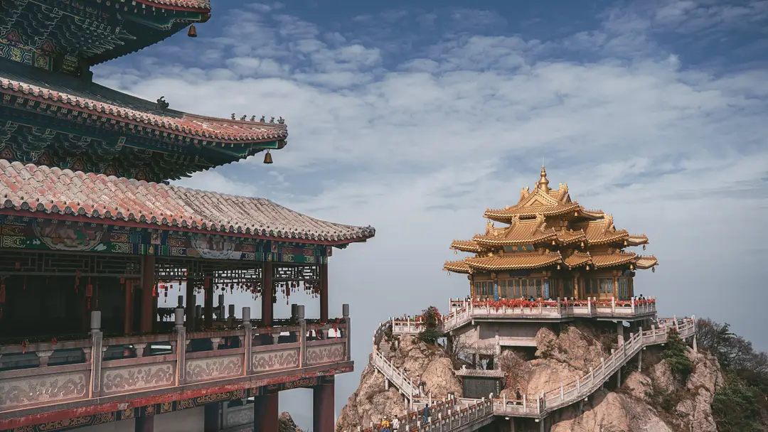 Majestueux temples traditionnels chinois sur le Mont Tai, mettant en valeur un design architectural complexe et un paysage montagneux..jpg