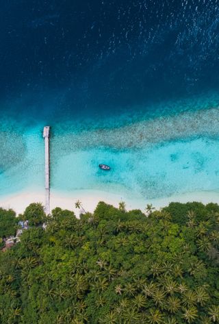 Voyage aux Maldives, Vue aérienne de la plage et du récif corallien