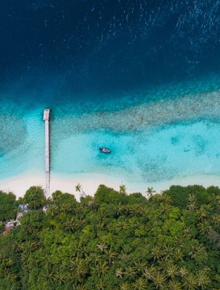 Voyage aux Maldives, Vue aérienne de la plage et du récif corallien
