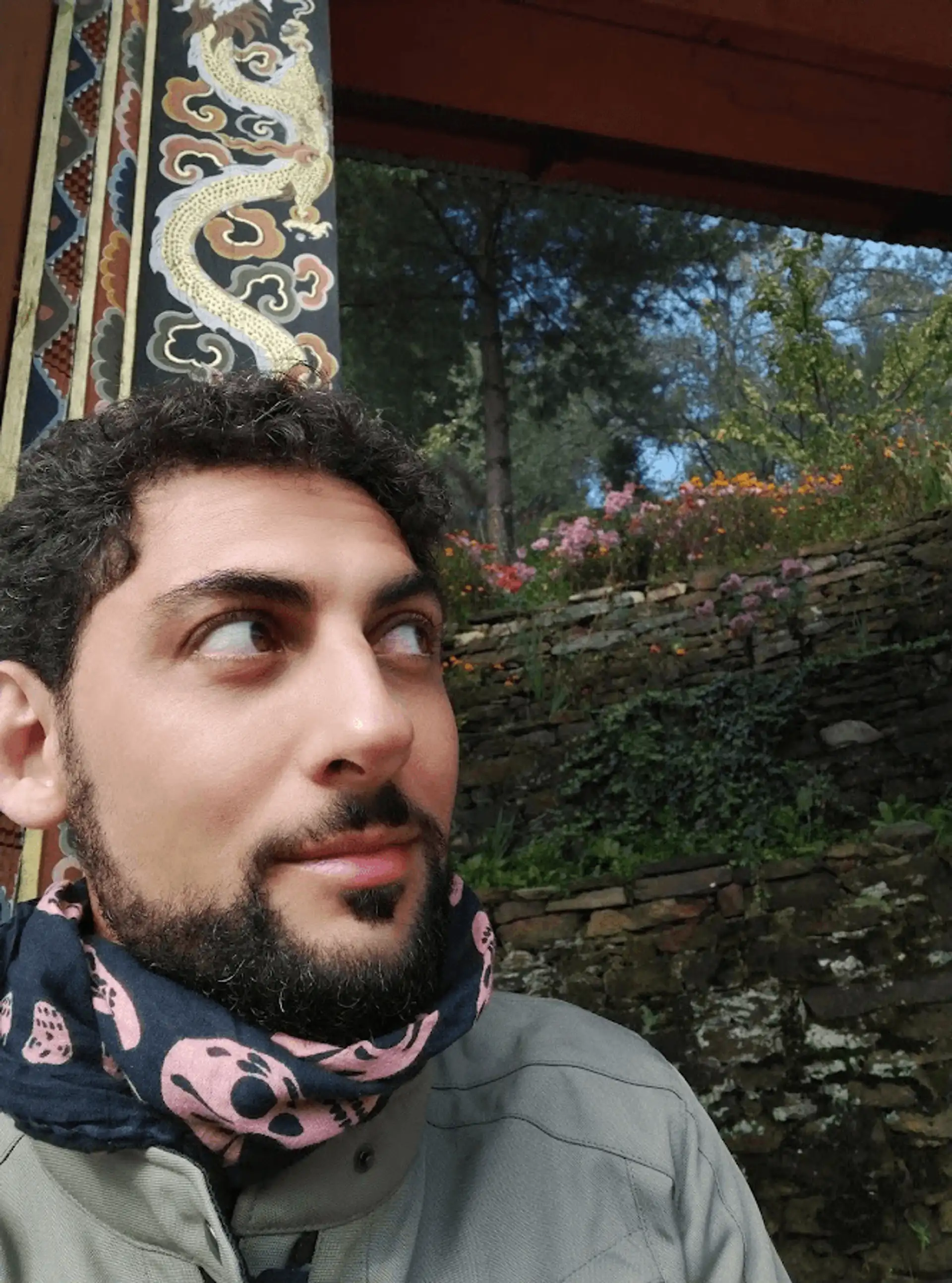 Portrait de profil de Matthias, COO et directeur des opérations de Shanti Travel en Asie, lors d'une exploration en extérieur dans un environnement naturel.