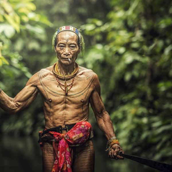 Mentawai et ses hommes-fleurs lors d'un voyage à Sumatra