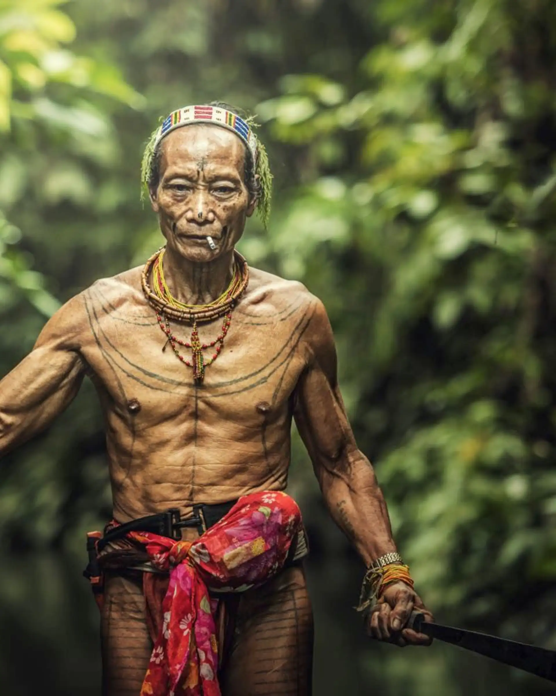 Mentawai et ses hommes-fleurs lors d'un voyage à Sumatra