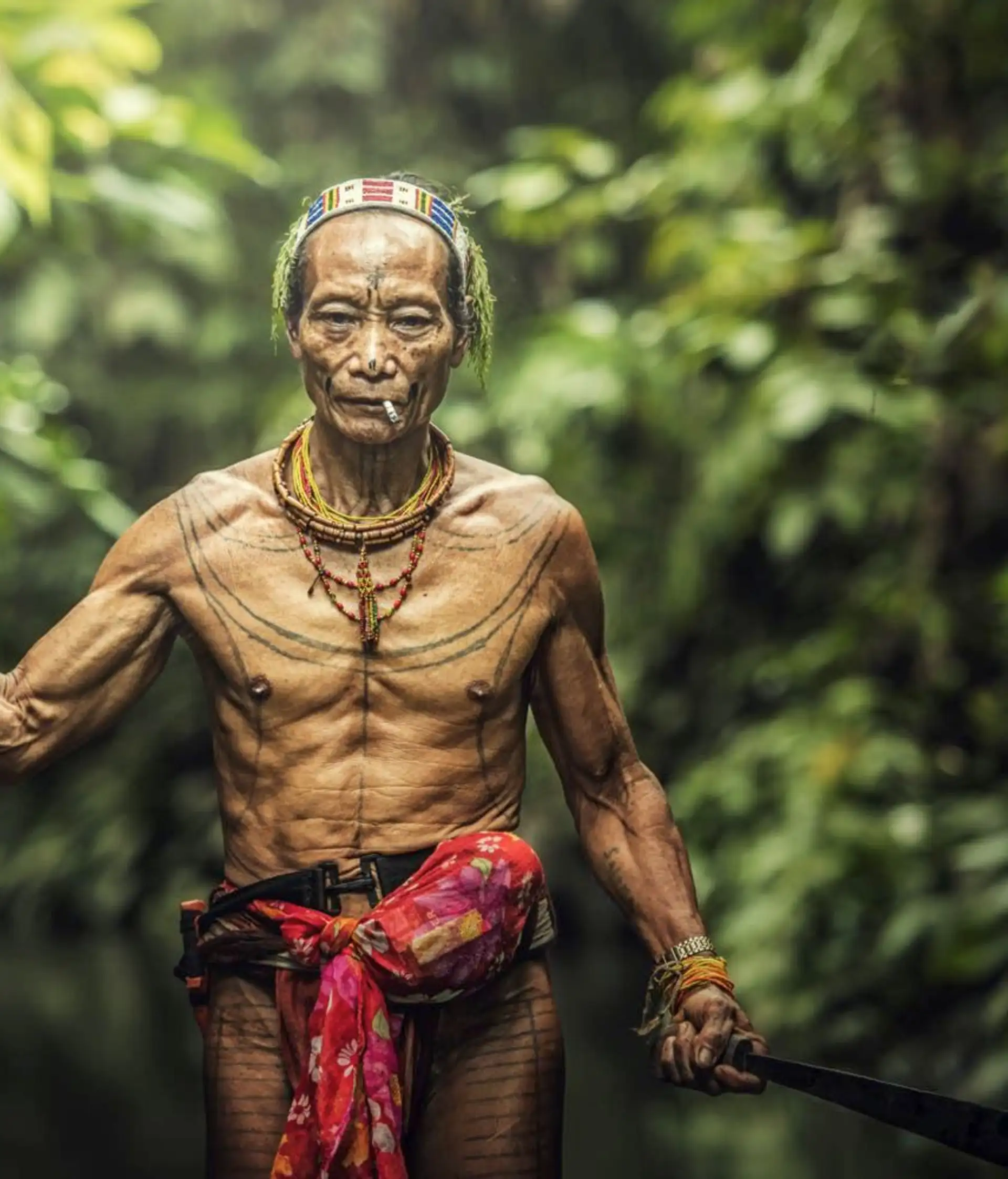 Mentawai et ses hommes-fleurs lors d'un voyage à Sumatra