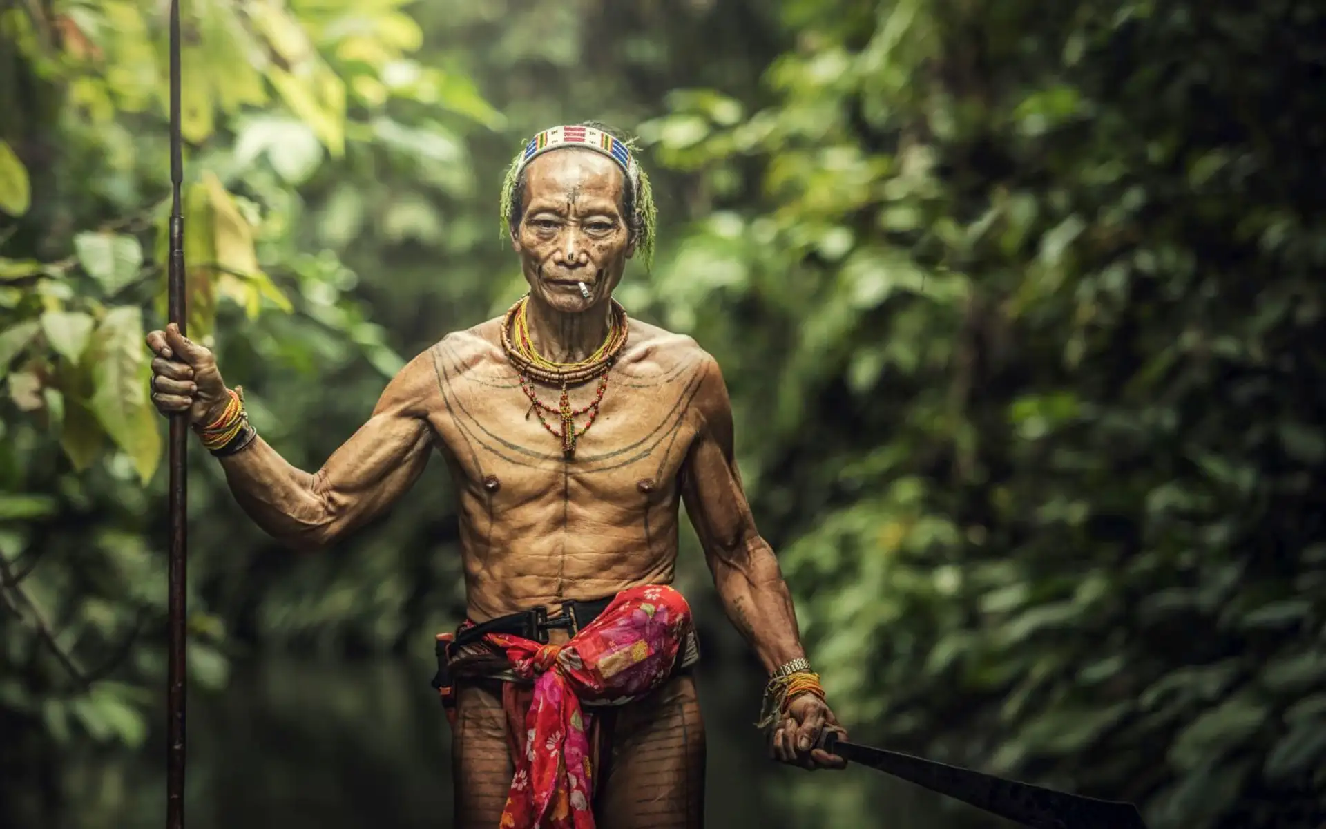 Mentawai et ses hommes-fleurs lors d'un voyage à Sumatra