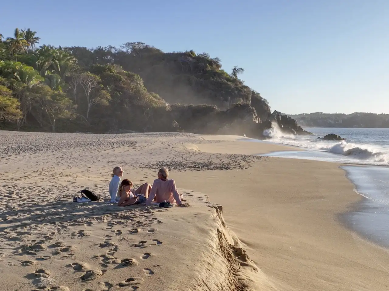 Une famille en voyage au Mexique à la plage