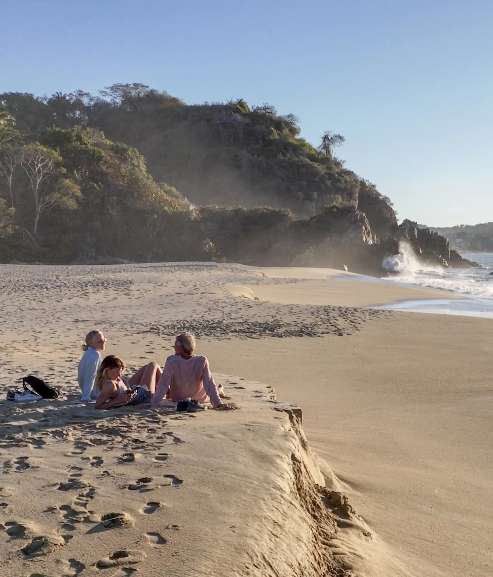 Une famille en voyage au Mexique à la plage