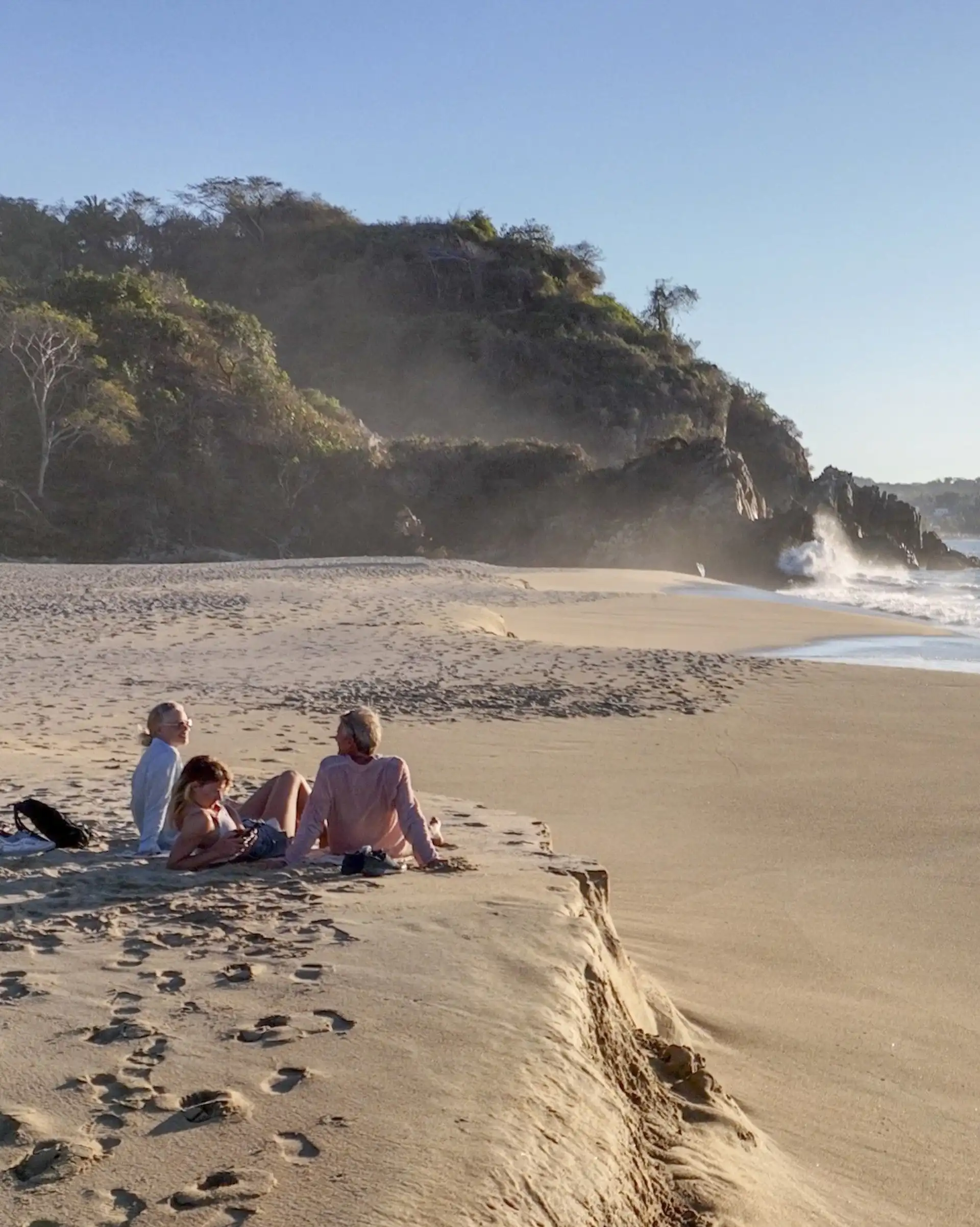 Une famille en voyage au Mexique à la plage