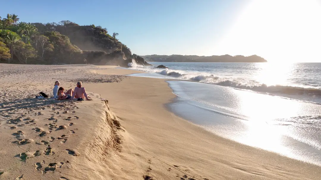 Famille profitant d’une journée à la plage au Mexique