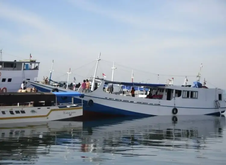 Mit dem Schnellboot nach Lombok hafen schiff