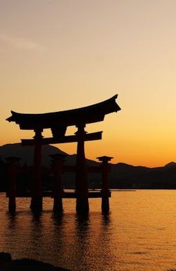 Voyage en Asie — Silhouette emblématique du Torii de Miyajima au Japon, un moment d'émotion et de spiritualité au coucher du soleil — Shanti Travel