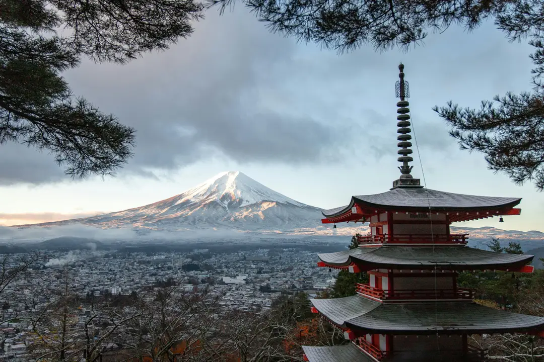 Vue sur le mont Fuji et sur la pagode en hiver, paysage ennneigé.