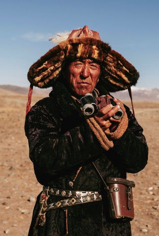 Voyage en Mongolie : Homme en costume traditionnel