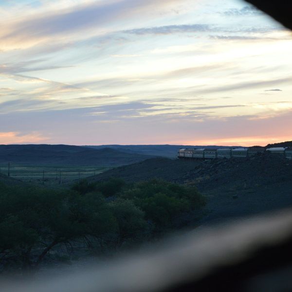 Vue depuis la fenêtre du transmongolien lors d'un voyage en train en Mongolie