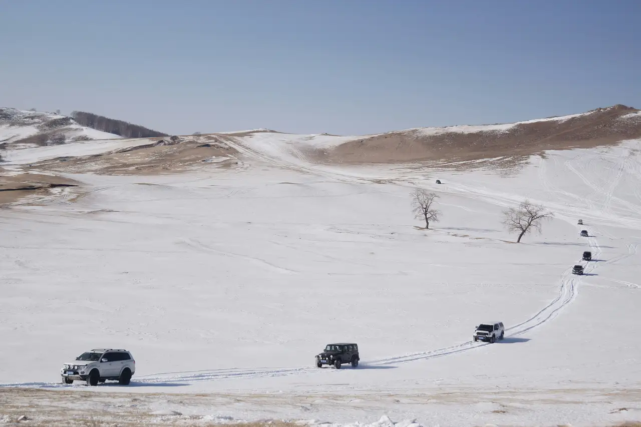 En voiture dans les steppes de Mongolie lors d'un voyage en hiver