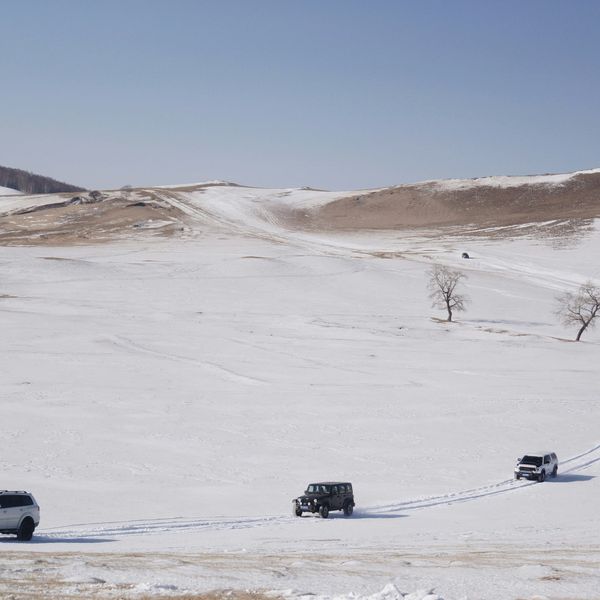 En voiture dans les steppes de Mongolie lors d'un voyage en hiver
