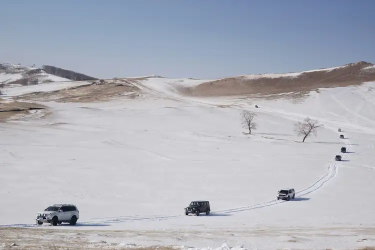 En voiture dans les steppes de Mongolie lors d'un voyage en hiver