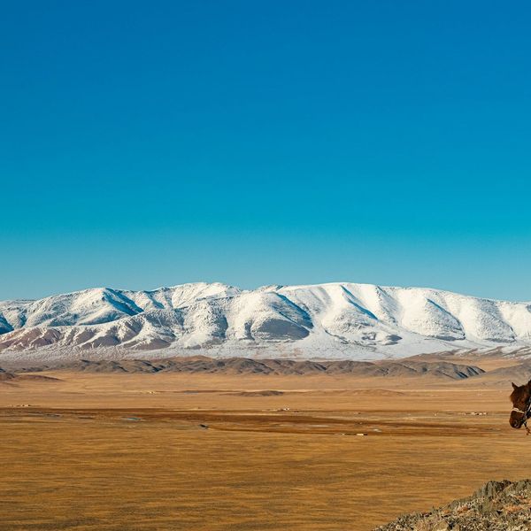 Les montagnes de l'Altai en hiver ainsi qu'un mongol à cheval