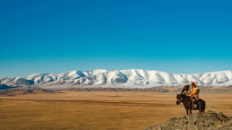 Les montagnes de l'Altai en hiver ainsi qu'un mongol à cheval