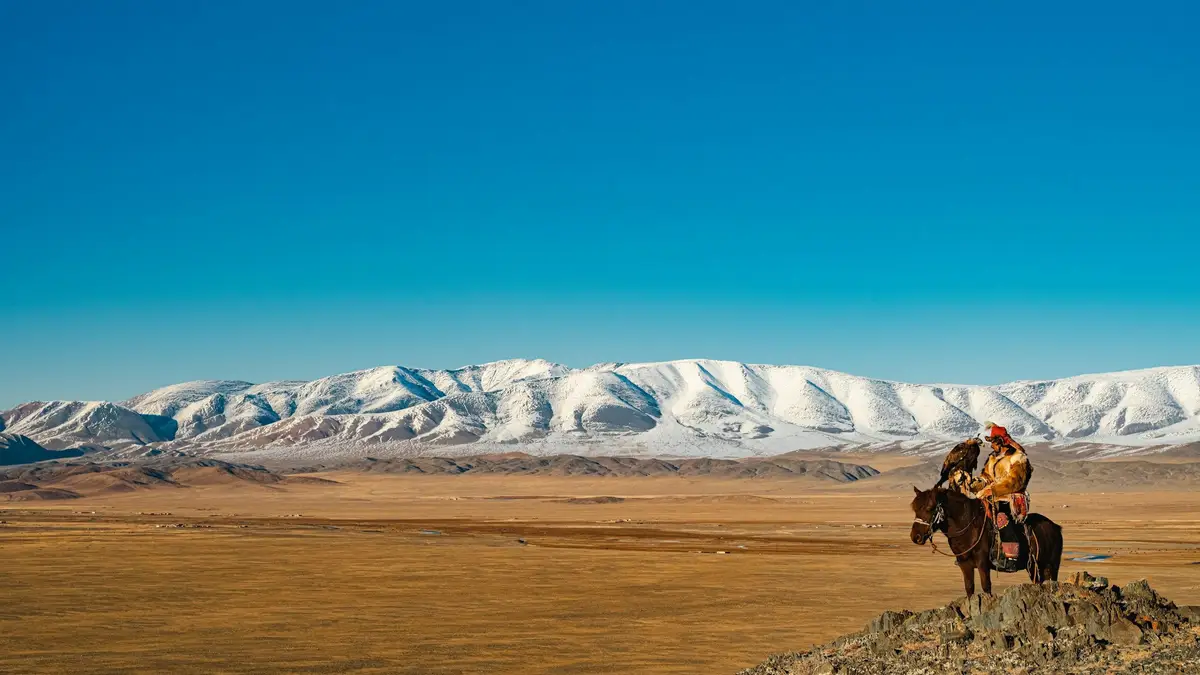 Les montagnes de l'Altai en hiver ainsi qu'un mongol à cheval