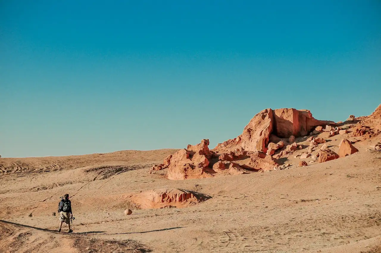 Un voyageur dans le désert de Gobi, en quête de spiritualité