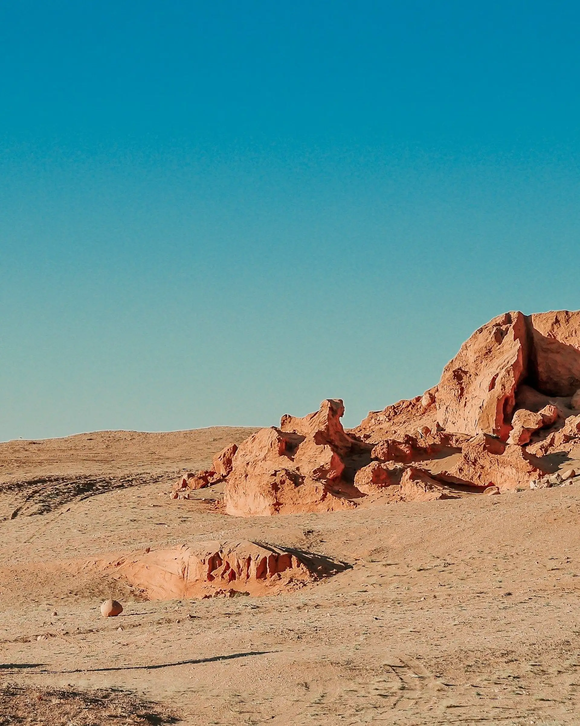 Un voyageur dans le désert de Gobi, en quête de spiritualité
