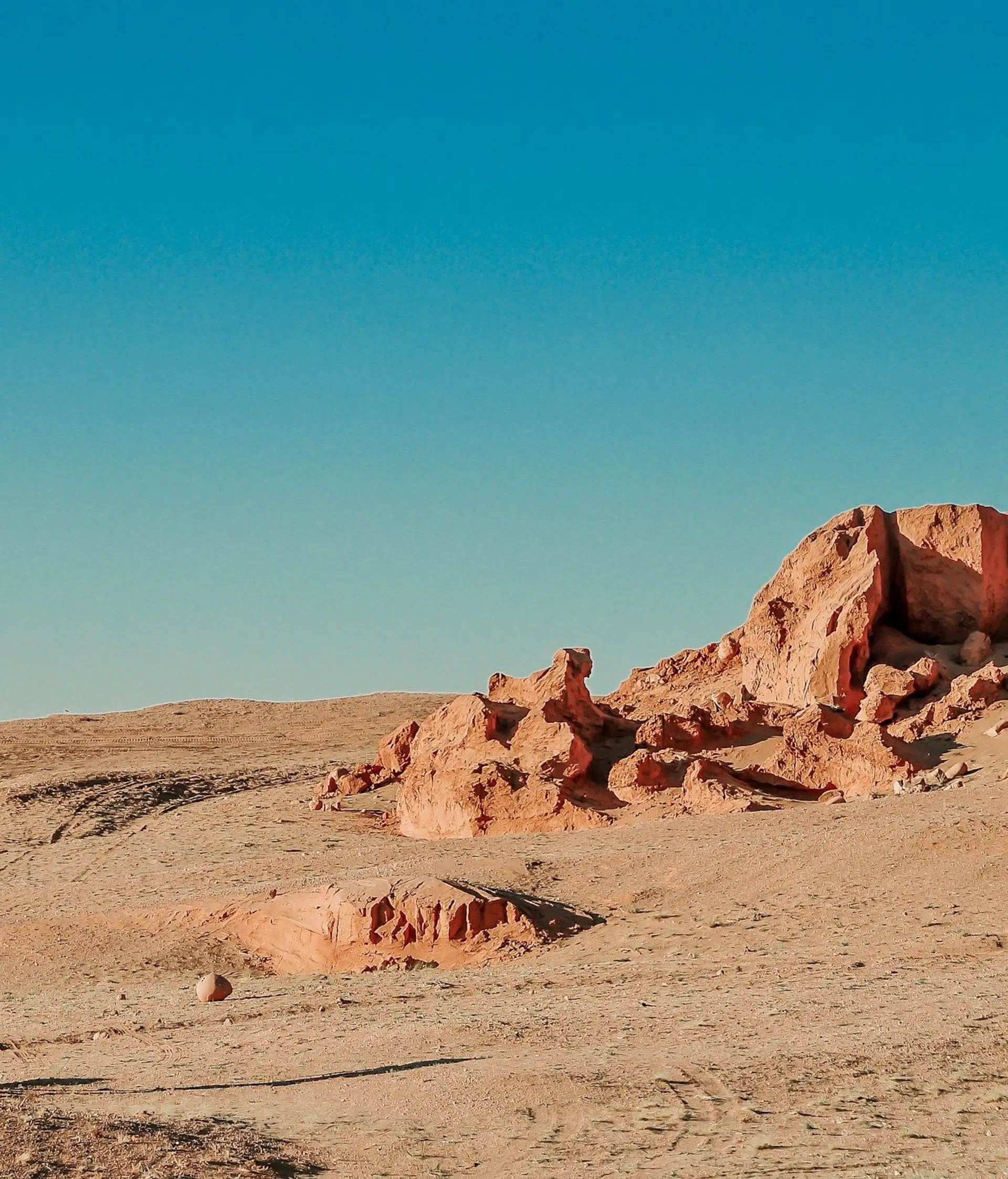 Un voyageur dans le désert de Gobi, en quête de spiritualité