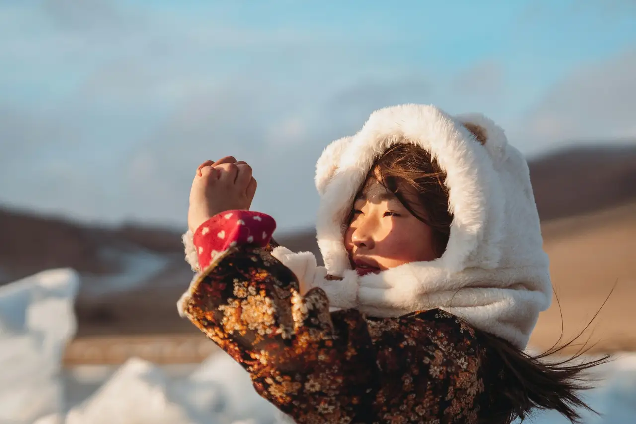 Une femme seule dans l'hiver mongol