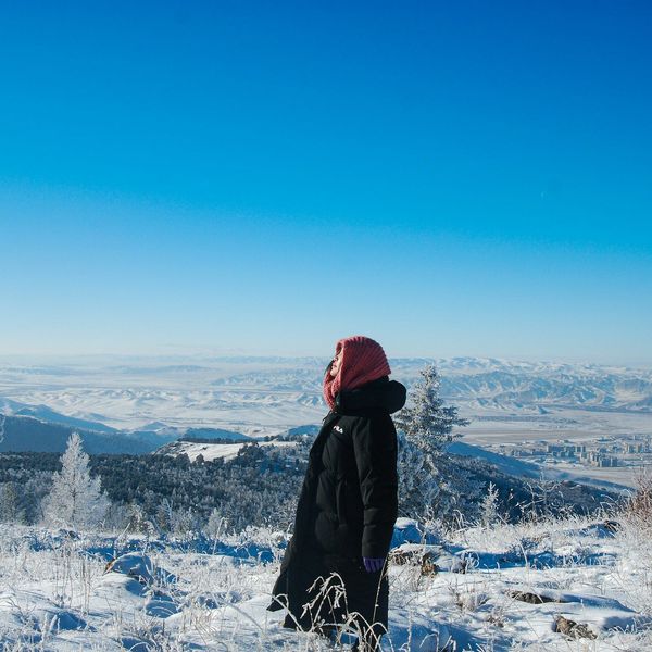 Une personne seule dans l'immensité mongole en hiver