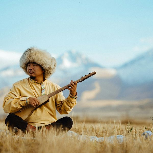 Un musicien en Mongolie dans les steppes, la spiritualité dans toute sa splendeur