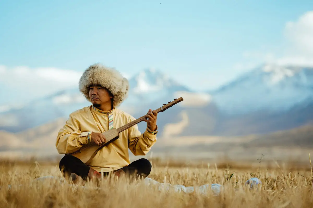 Un musicien en Mongolie dans les steppes, la spiritualité dans toute sa splendeur