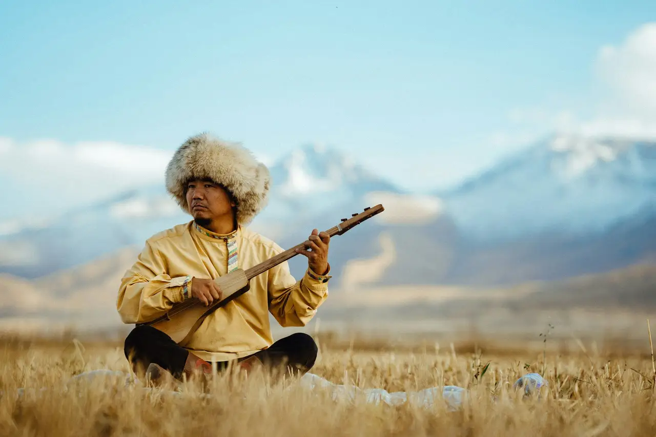 Un musicien en Mongolie dans les steppes, la spiritualité dans toute sa splendeur