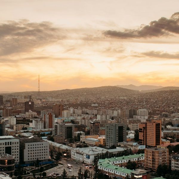 Oulan-Bator, la capitale de la Mongolie, au coucher du soleil