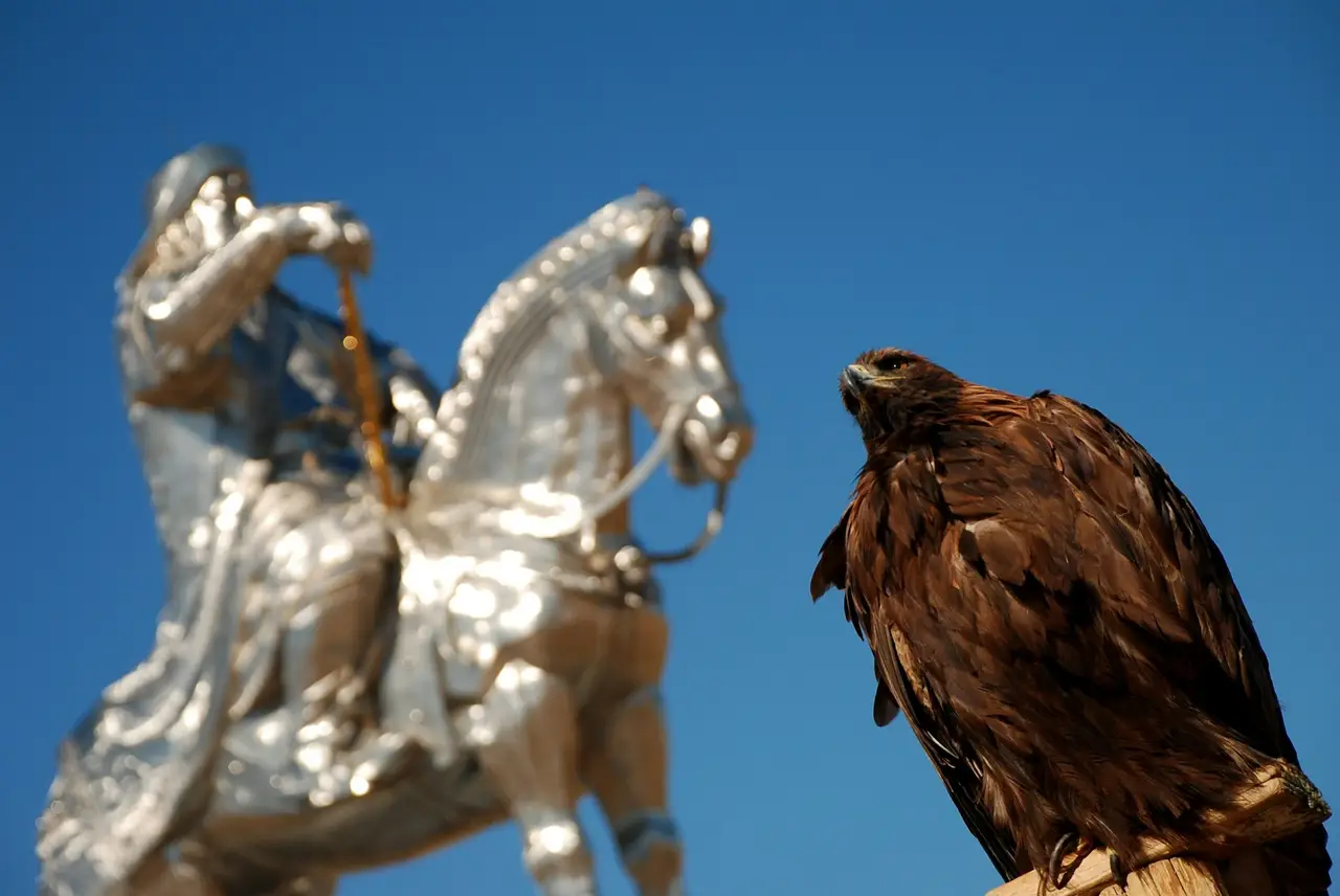Un aigle devant la statue de Gengis Khan à Oulan-Bator, capitale de la Mongolie