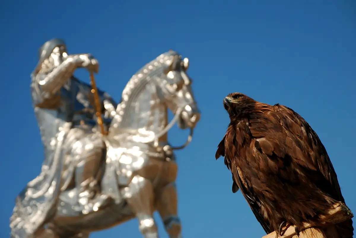Un aigle devant la statue de Gengis Khan à Oulan-Bator, capitale de la Mongolie