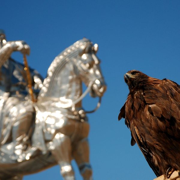 Un aigle devant la statue de Gengis Khan à Oulan-Bator, capitale de la Mongolie