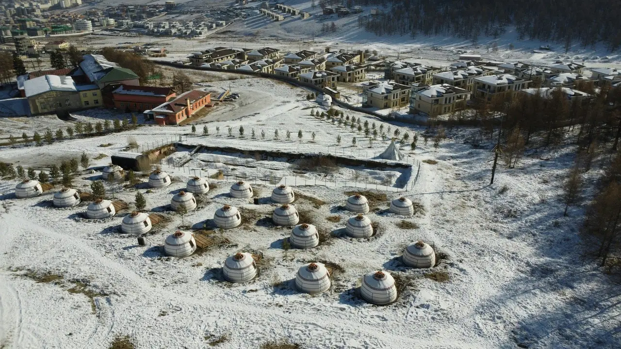 Les yourtes d'Oulan-Bator sous la neige hivernale de Mongolie